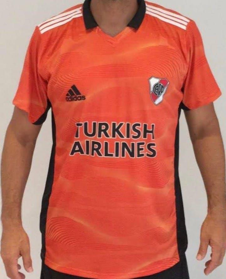 Una camiseta de fútbol naranja del River Plate con cuello negro