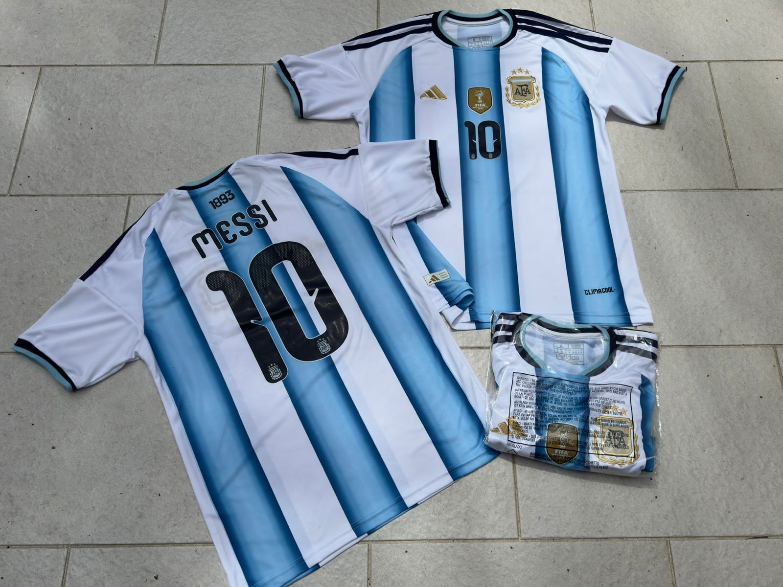 Dos camisetas de la selección argentina de fútbol