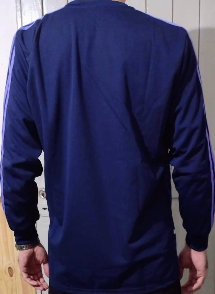 Una persona que lleva puesta una camiseta de manga larga de Argentina con un estampado geométrico azul y morado