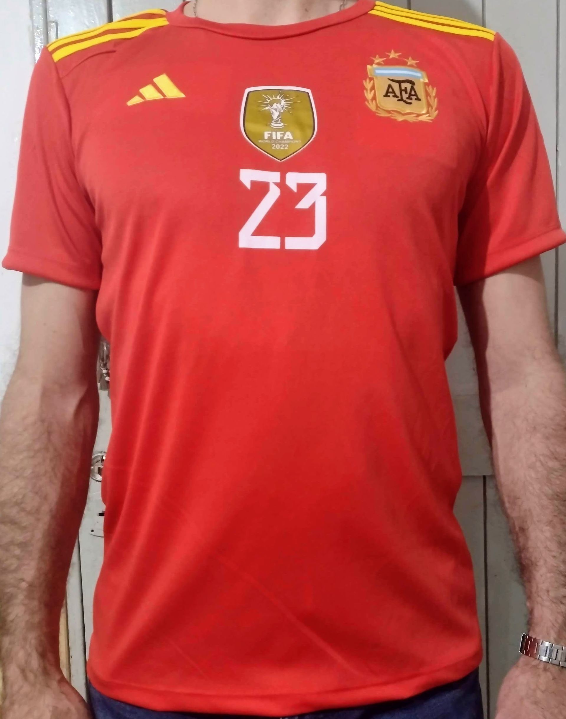 Una persona lleva puesta una camiseta roja de la selección argentina