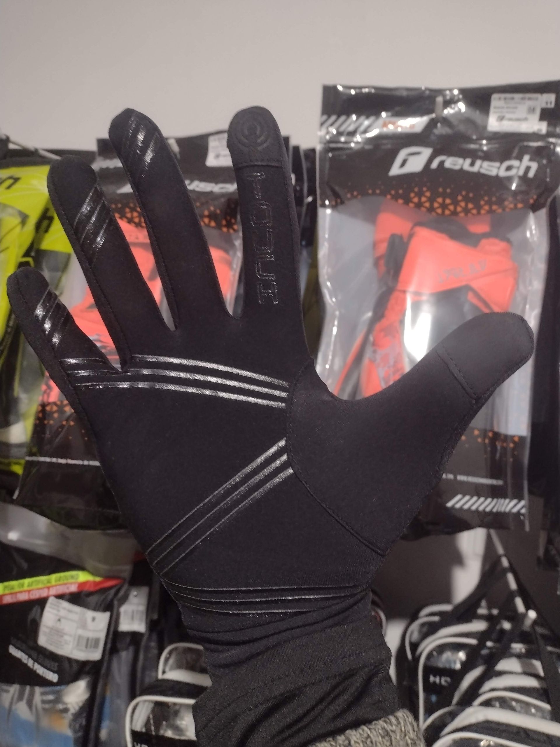 Un par de guantes negros para pantallas táctiles