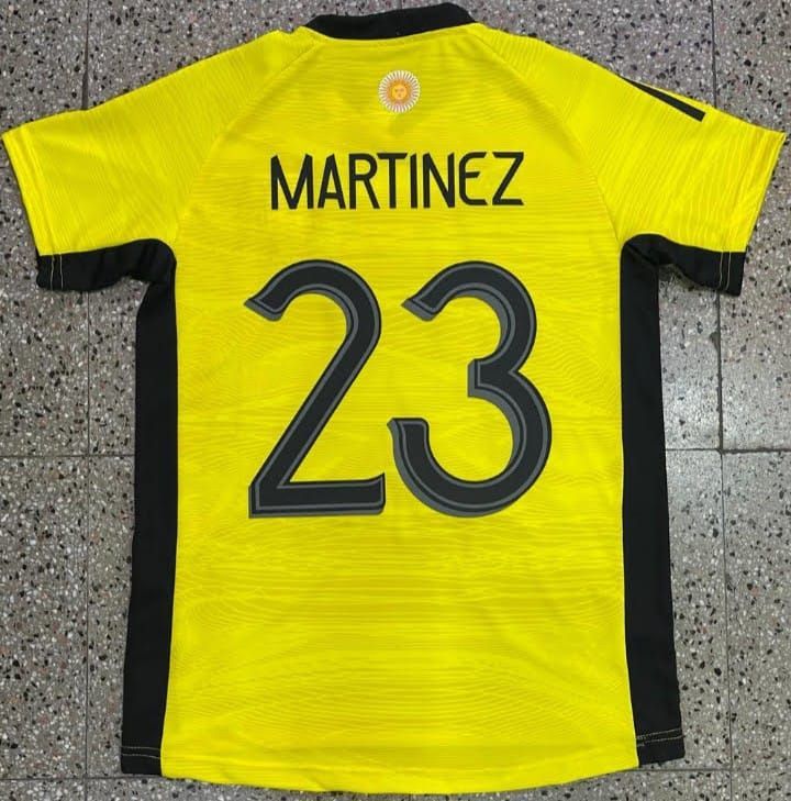 Una camiseta amarilla de portero de Argentina con ribetes negros, el escudo de la AFA y el número 23 en la parte delantera.