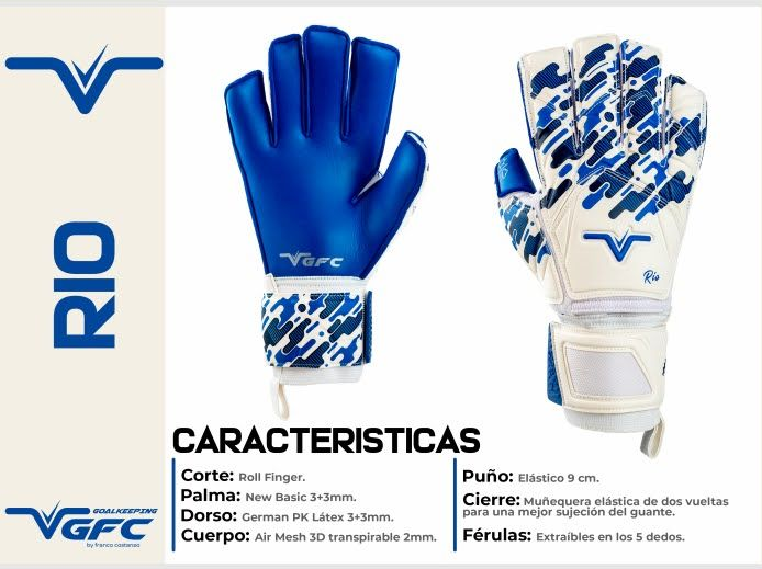 Guantes de portero azules y botas de fútbol blancas y azules en un campo de fútbol con una portería al fondo.
