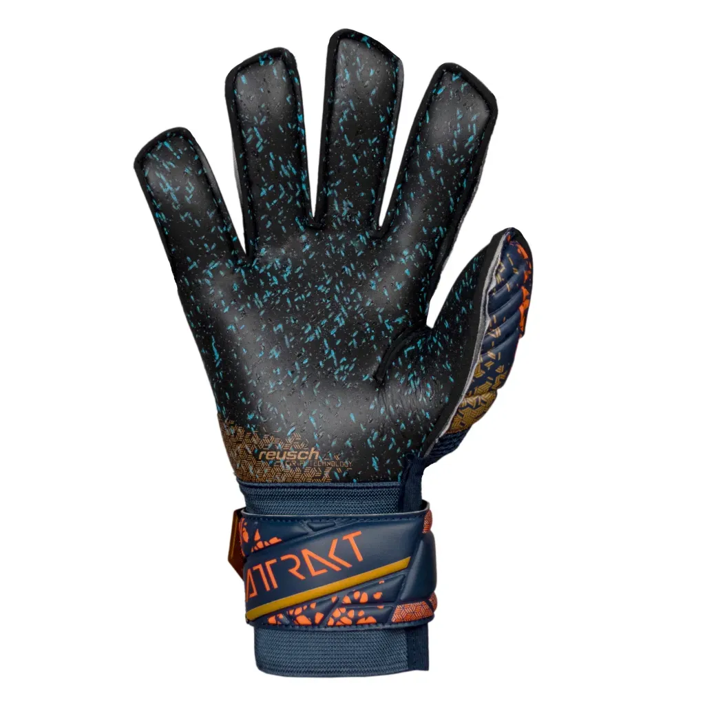 Un par de guantes de portero de fútbol Reusch Attrakt en azul marino oscuro