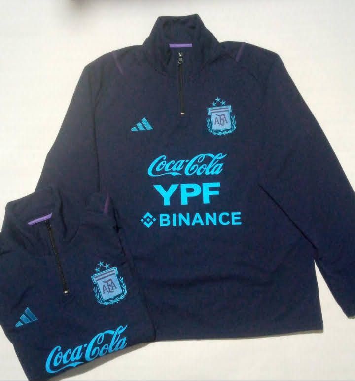 Dos chaquetas de entrenamiento azul marino de la selección argentina
