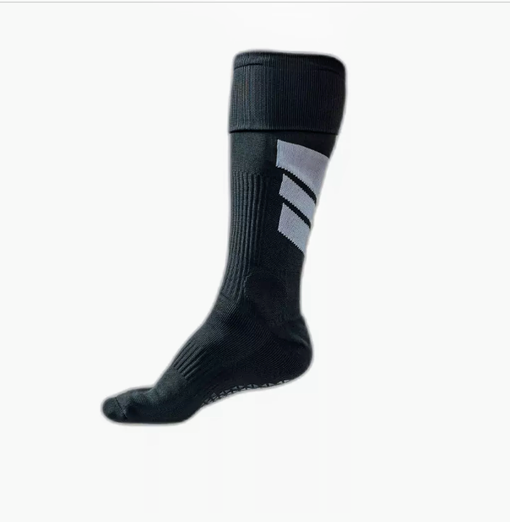 Un calcetín deportivo negro hasta la rodilla con tres rayas diagonales blancas en la pantorrilla.