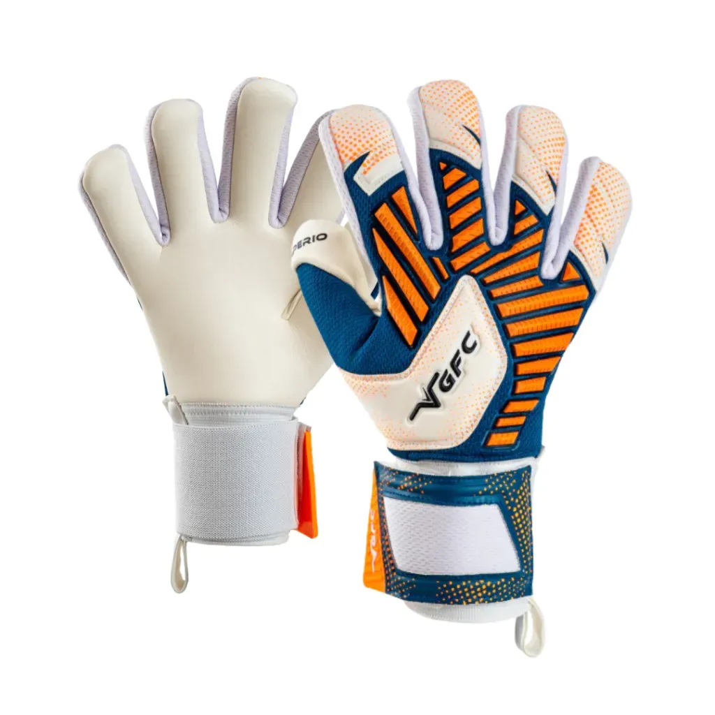 Un par de guantes de portero blancos y azules