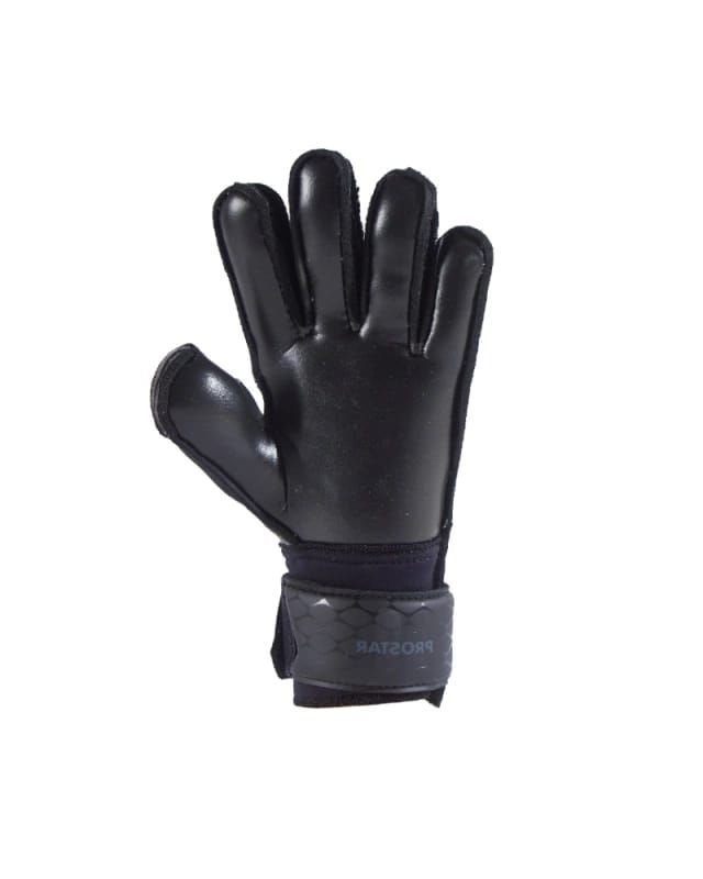 Guantes de cuero acolchados negros en las manos de una persona, una mano abierta sobre un fondo oscuro.