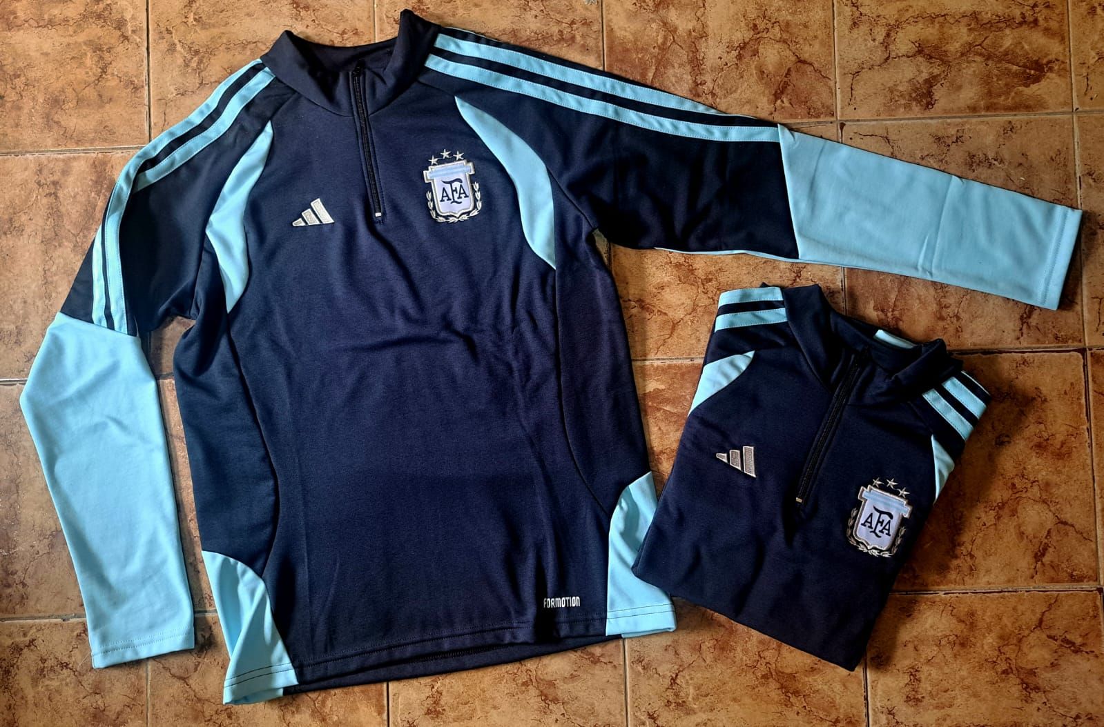 Dos camisetas deportivas de manga larga de color azul oscuro