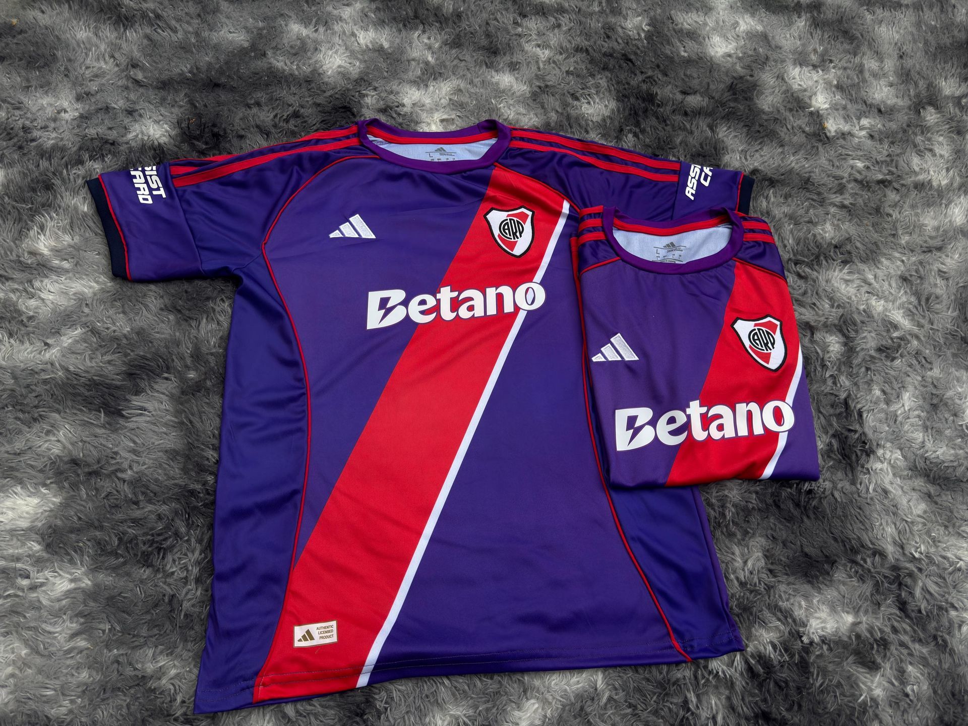 Dos camisetas de fútbol del River Plate