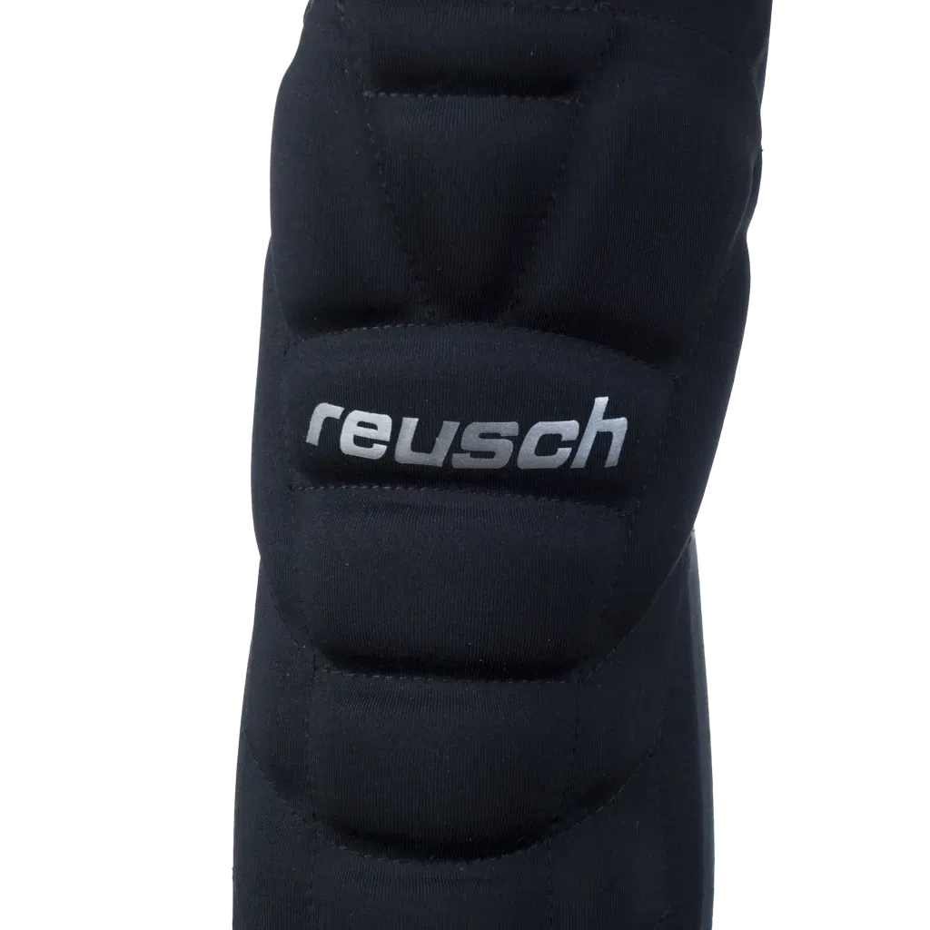 Guante deportivo acolchado negro con el logotipo blanco de “reusch” en la muñeca.