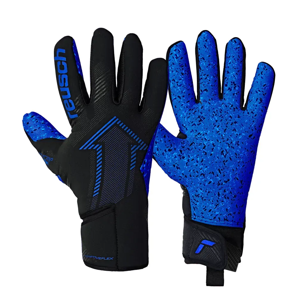 Un par de guantes de portero de fútbol Reusch de color negro y azul sobre un fondo blanco.