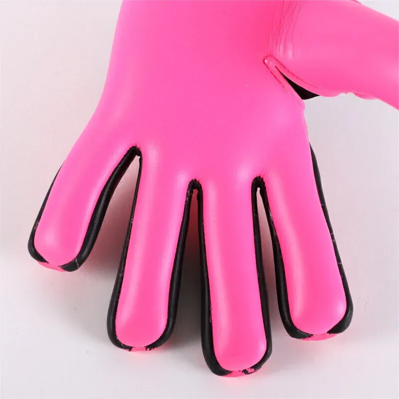 Guantes de portero de fútbol rosas y negros con la marca ADIKT PRO y G-FOAM.