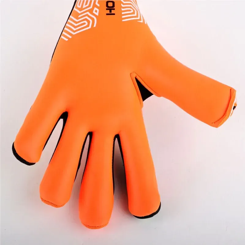 Guantes de portero naranjas con detalles en negro y neón, mostrados de frente y de espaldas sobre un fondo blanco.