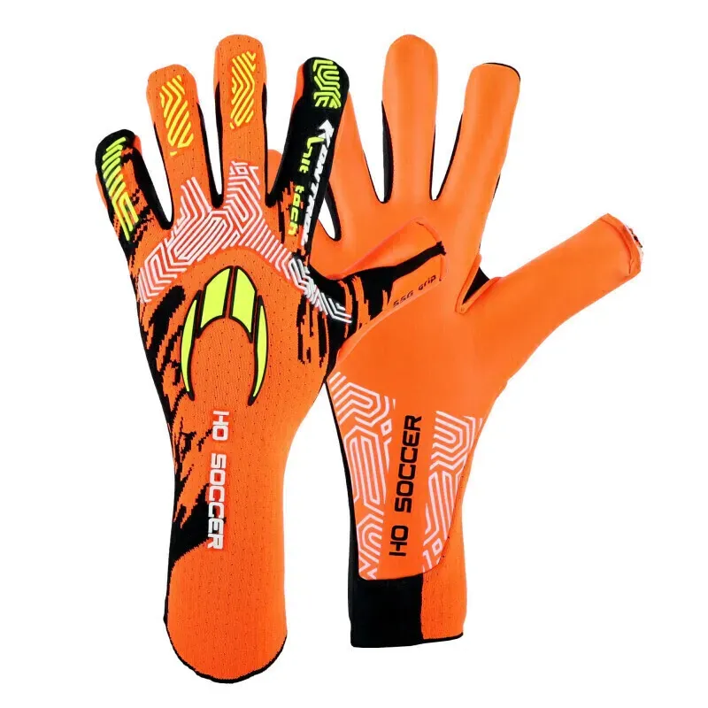 Guantes de portero naranjas con detalles en negro y neón, mostrados de frente y de espaldas sobre un fondo blanco.