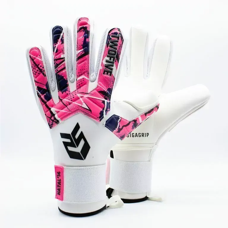 Un par de guantes blancos de portero de fútbol