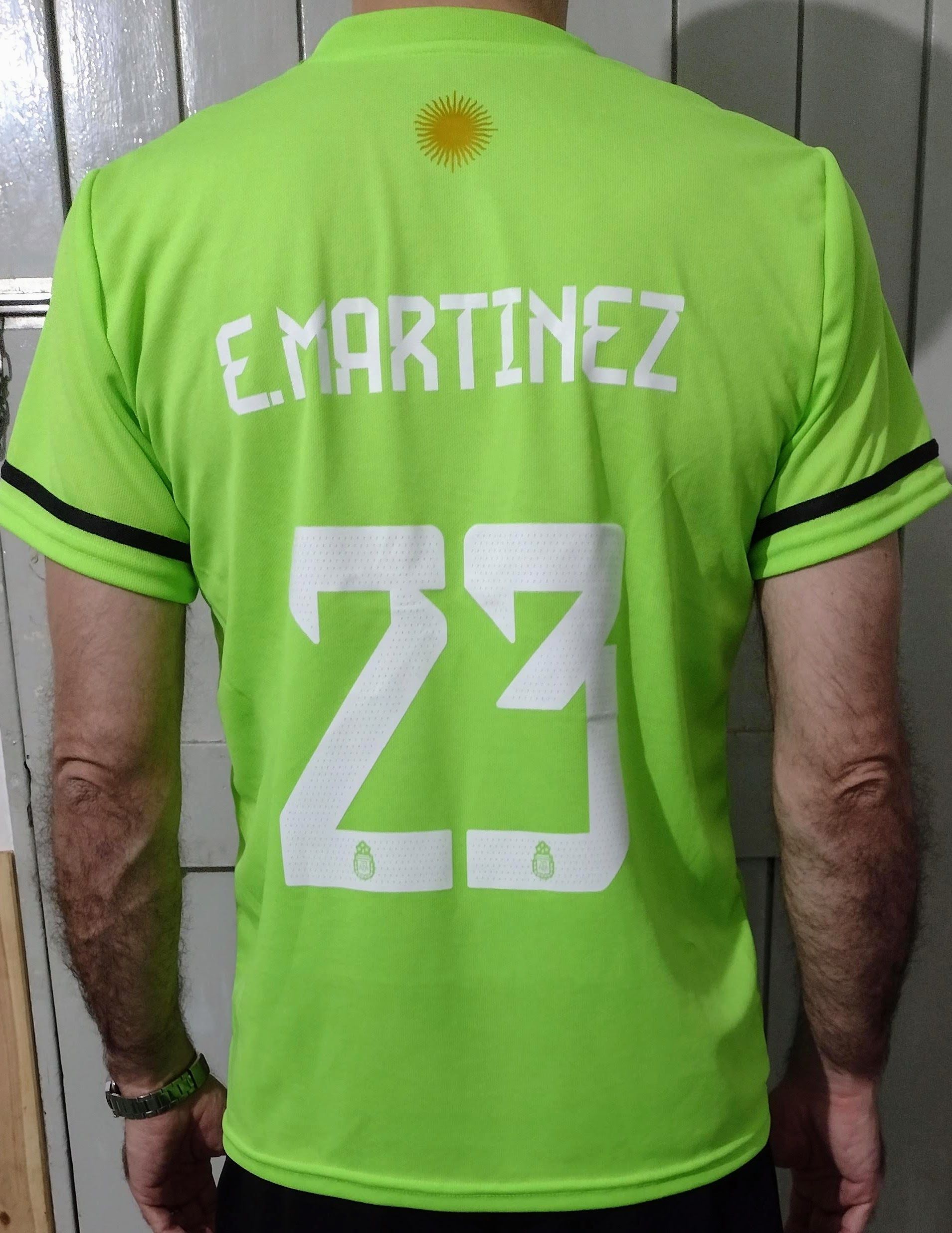 Una persona que lleva una camiseta de portero de Argentina