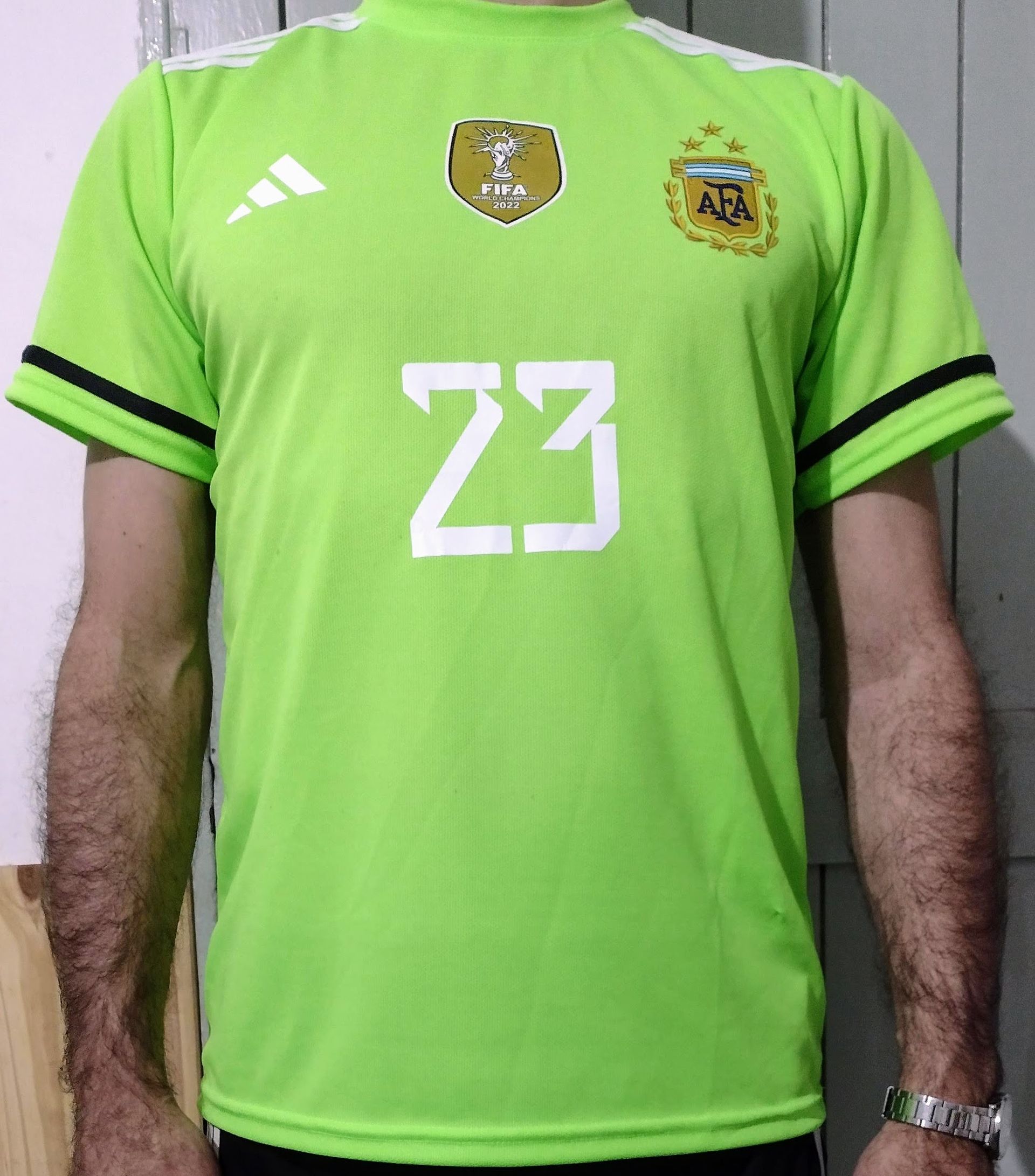 Una persona que lleva una camiseta de portero de Argentina