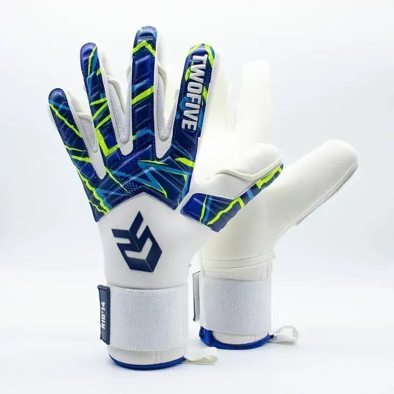 Un par de guantes de portero de fútbol blancos