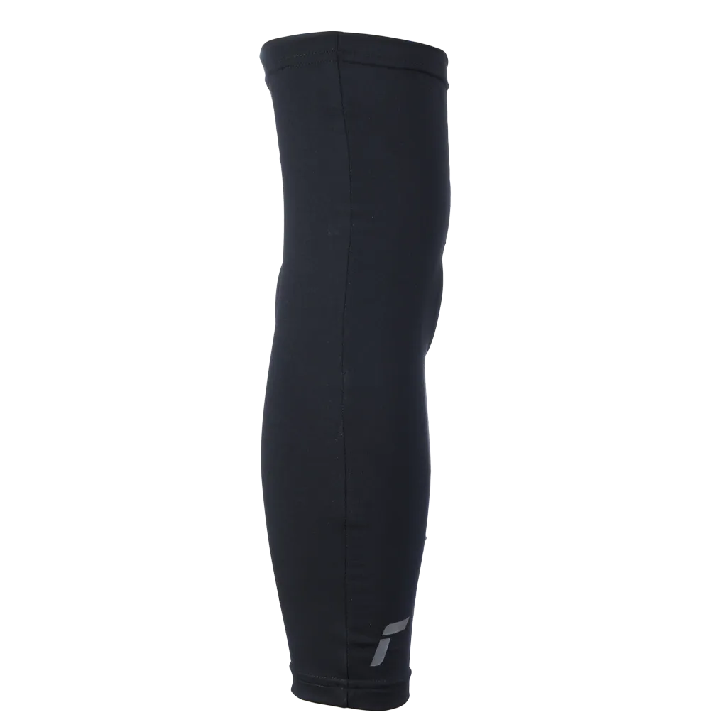 Rodillera acolchada de la marca Reusch, de color negro, con segmentos de espuma protectora en la parte delantera.
