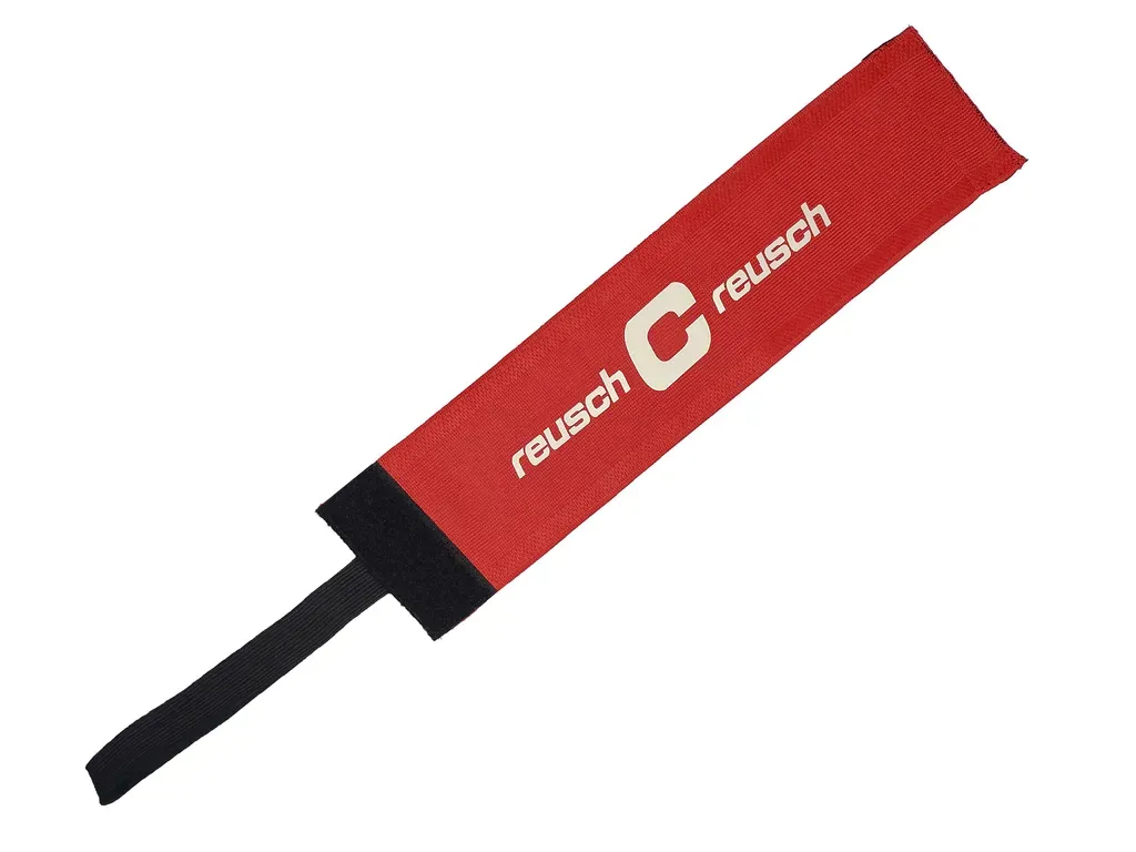 Memoria USB retráctil roja con conector negro y logotipo blanco en la carcasa.
