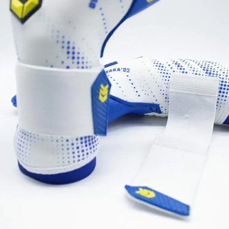 Un par de guantes de portero de fútbol profesional, blancos y azules