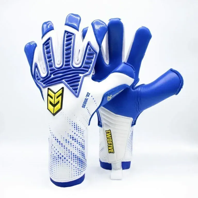 Un par de guantes de portero de fútbol profesional, blancos y azules
