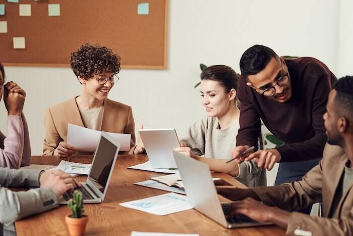 Réunion de plusieurs personnes dans un bureau