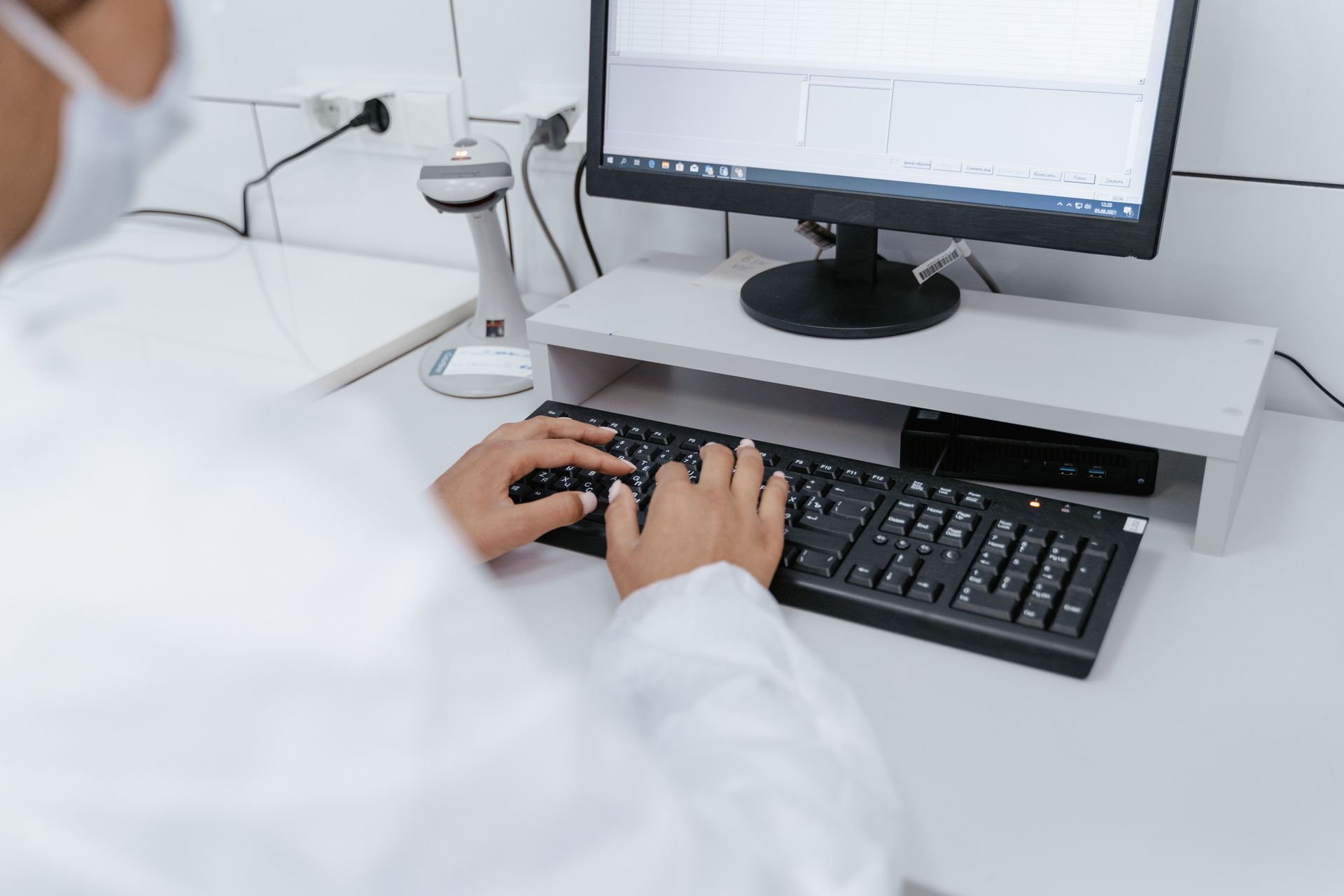 Professionnel de santé saisissant des données dans un logiciel EDC