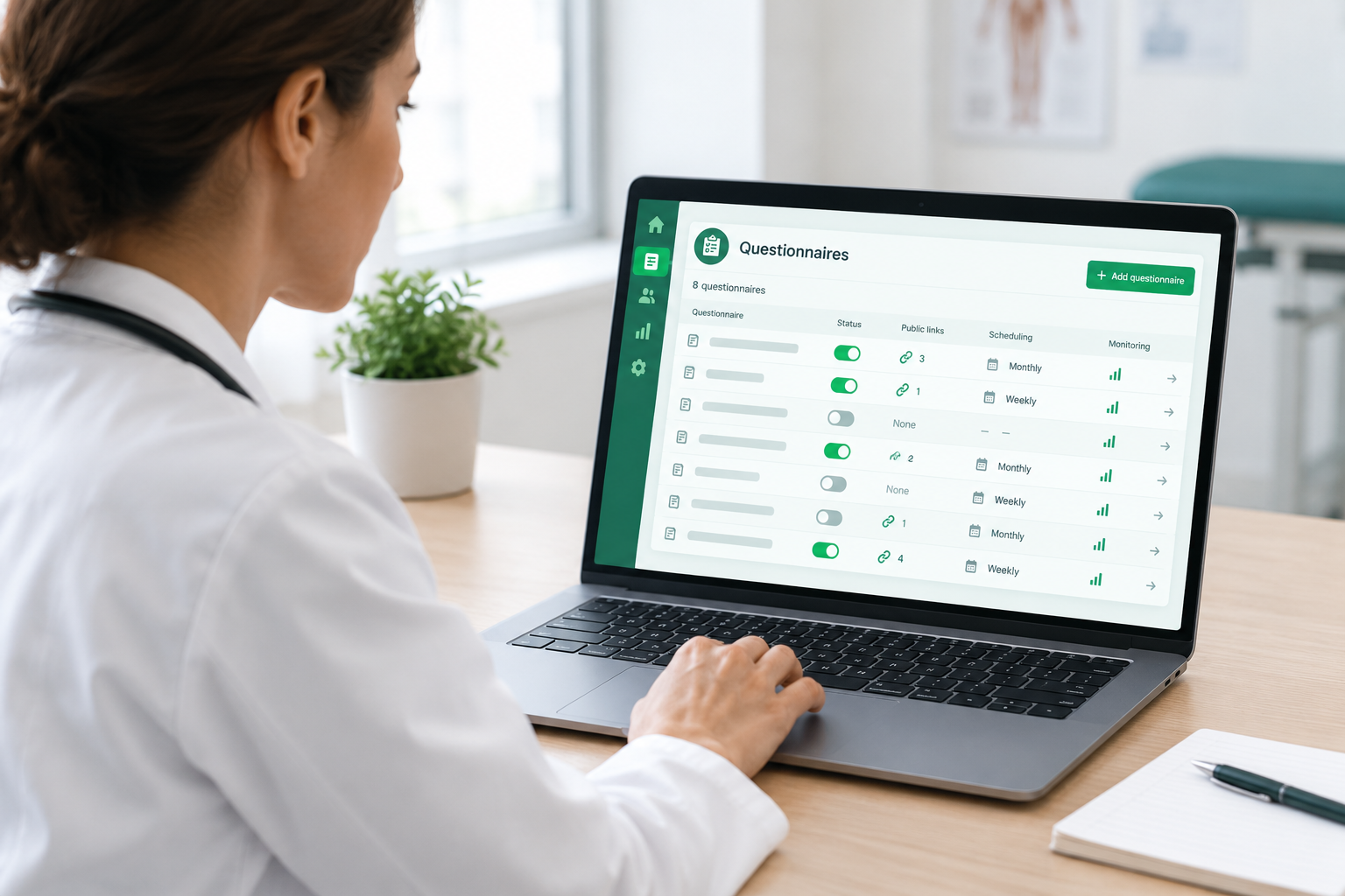 Médico utilizando un ordenador portátil con el panel de gestión de cuestionarios ePRO de EasyMedStat