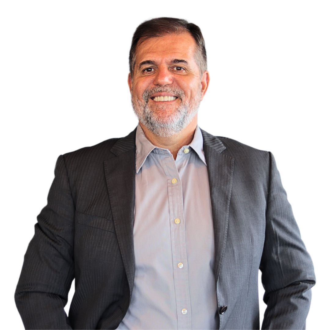 Um homem com barba está vestindo um terno e sorrindo