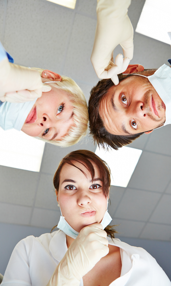 Um grupo de dentistas está olhando para a câmera.