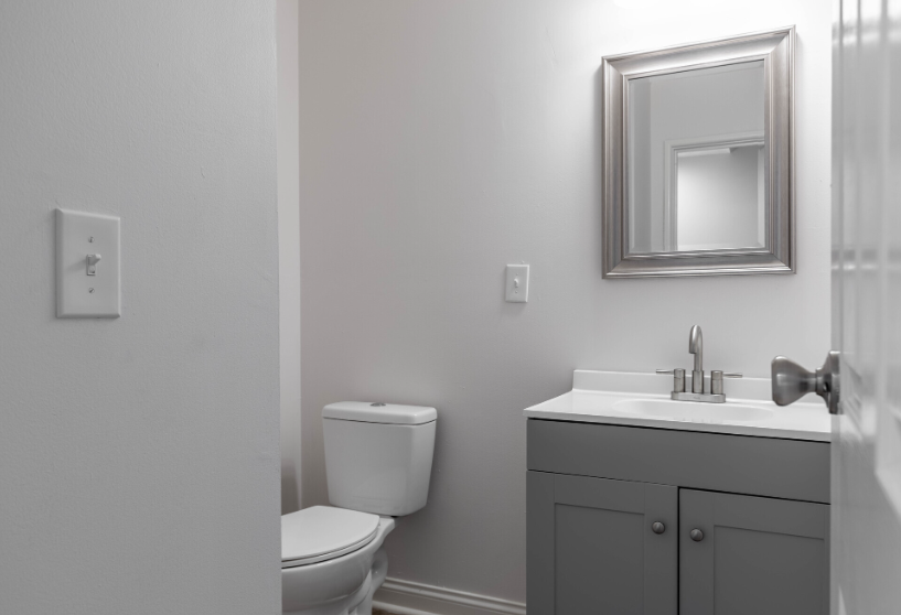 Rocky Creek Townhouse Apartments bathroom