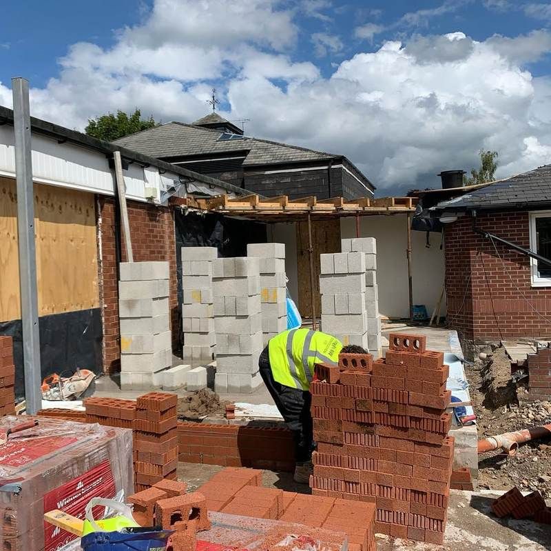 Bricklayer laying brick and blockwork on a house extension