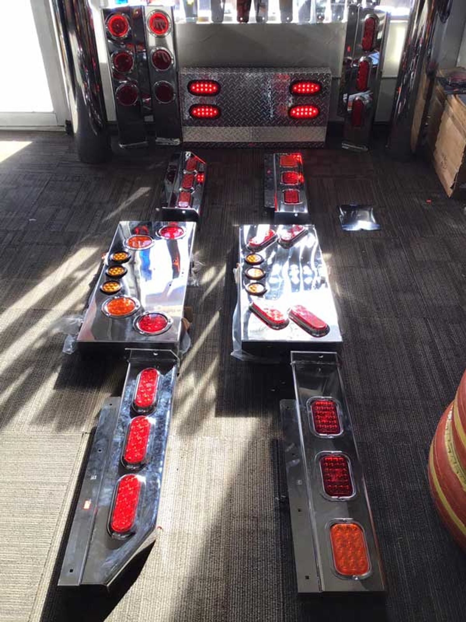 A bunch of lights are sitting on the floor in a room.