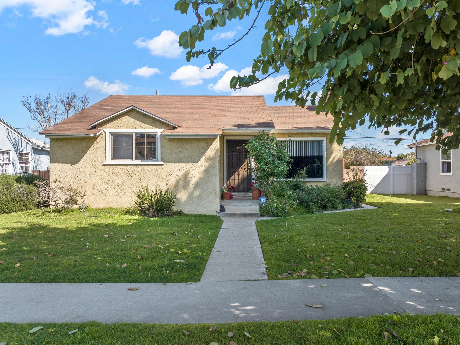 2114 Clark Ave - Exterior Photo