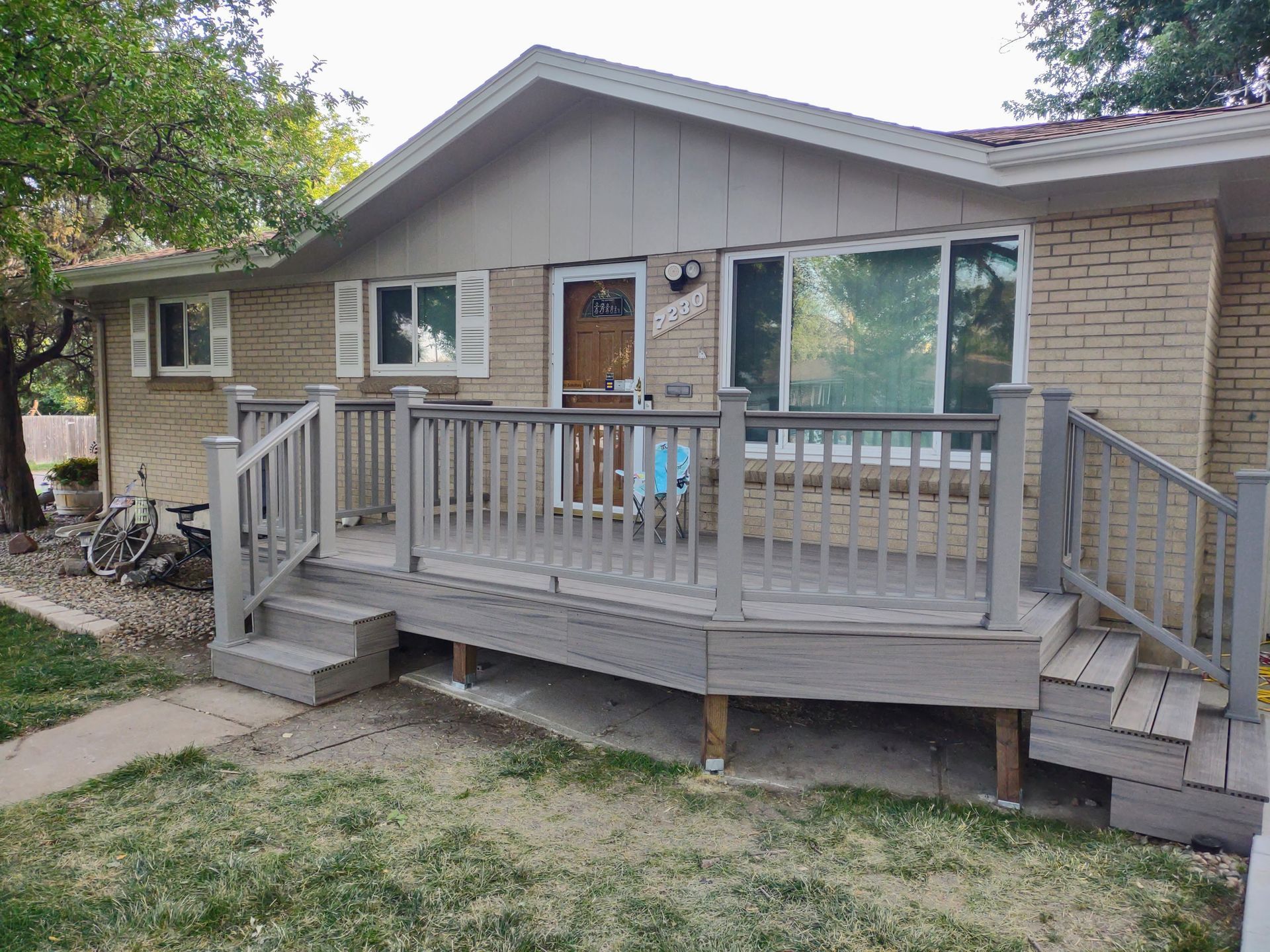 deck with metal railings