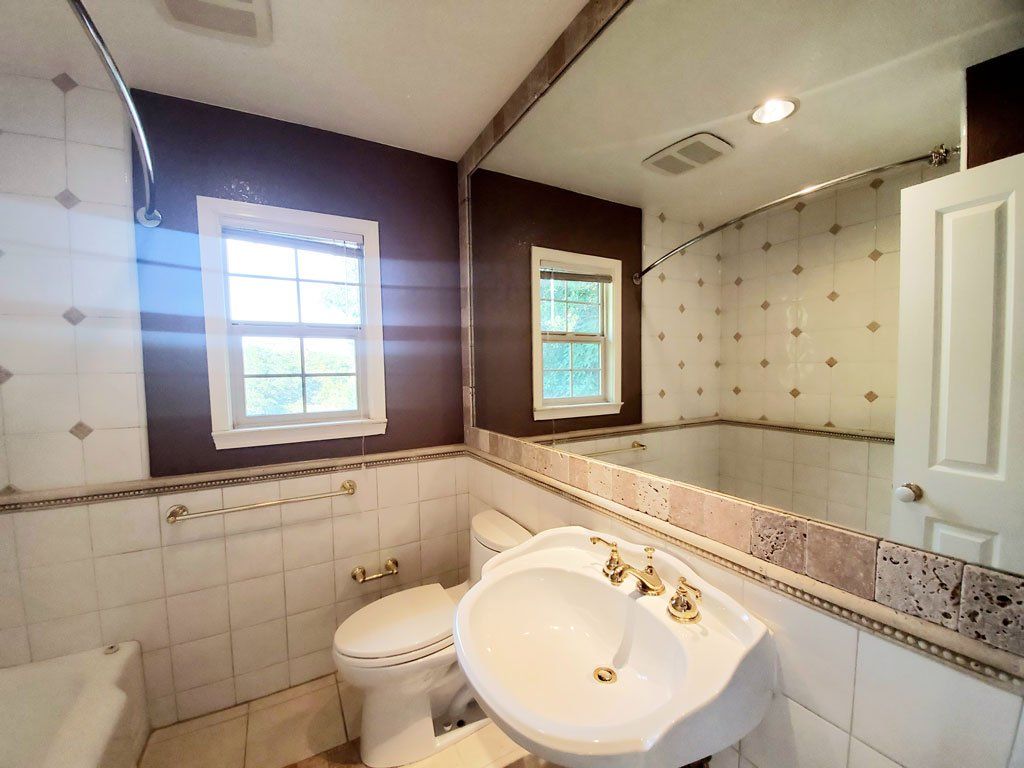 2745 Summit bath room