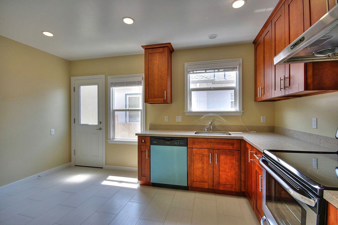 2300 Flores kitchen