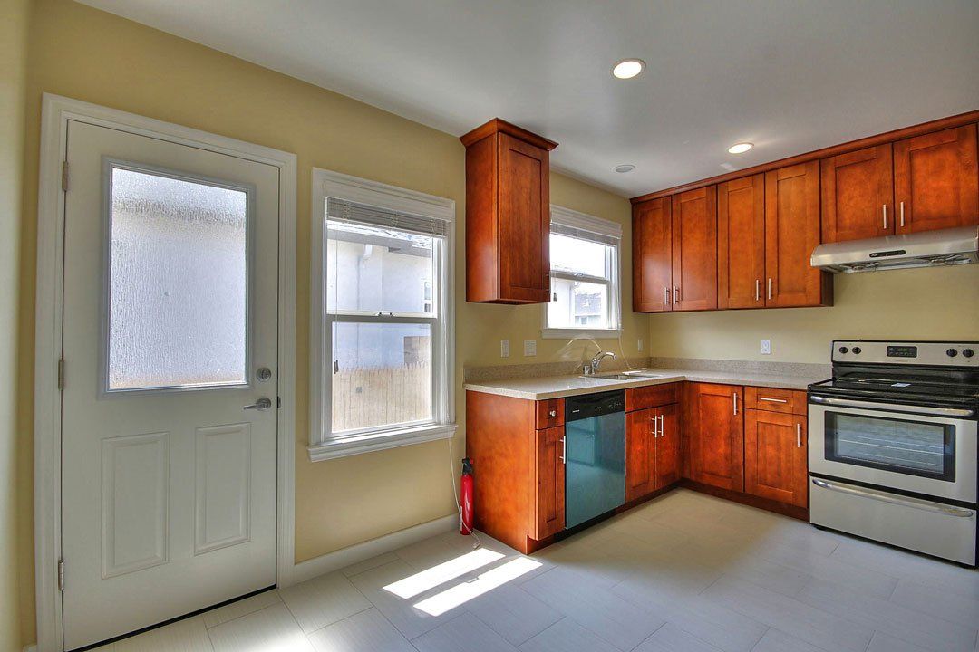 2300 Flores kitchen