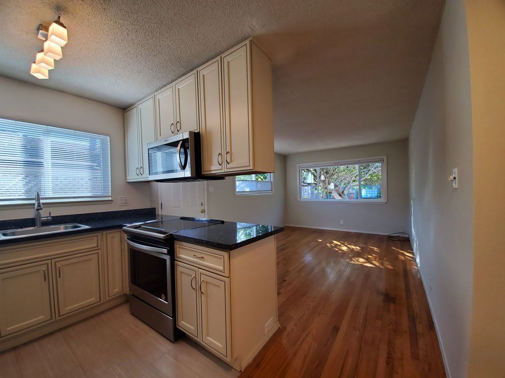 175 San Jose kitchen looking into living room