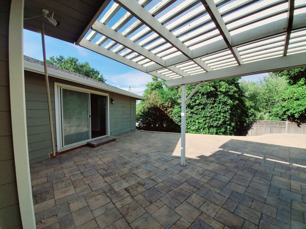2745 Summit exterior front