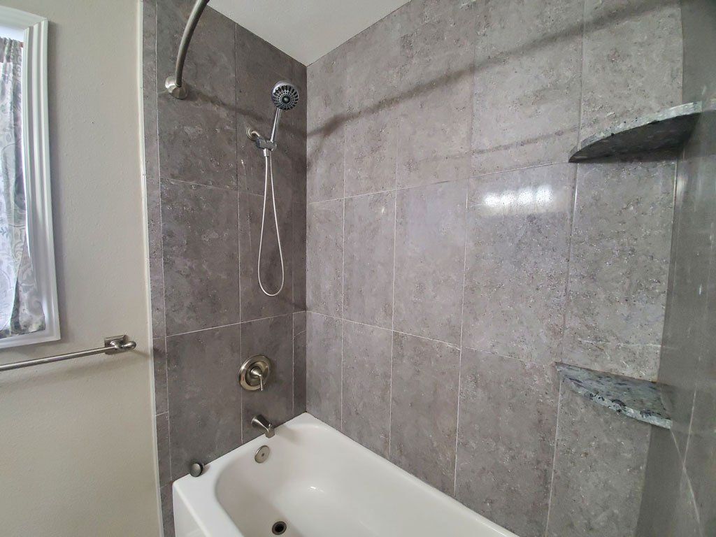 43 Silva bath room