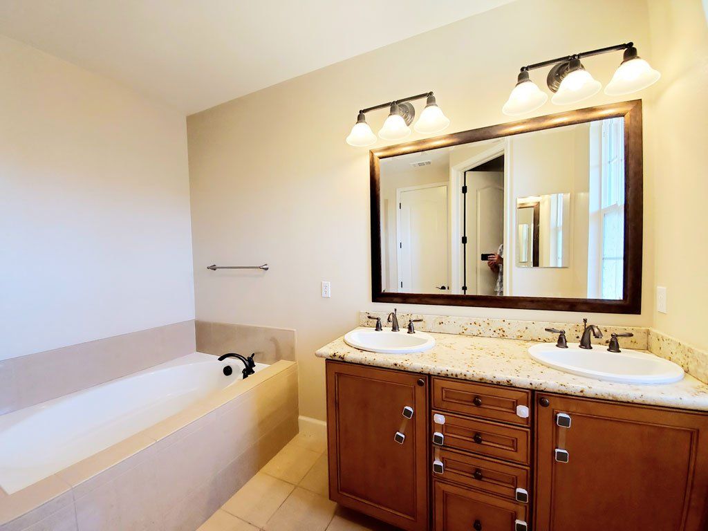 206 Demi combined bathroom
