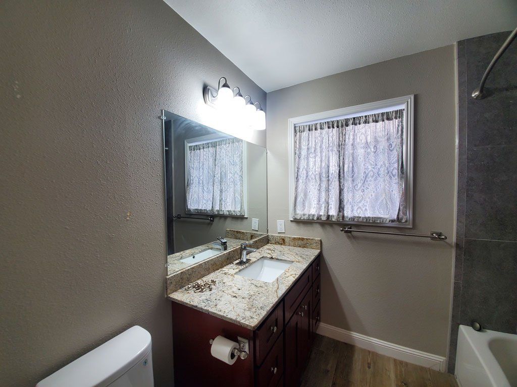 43 Silva bath room