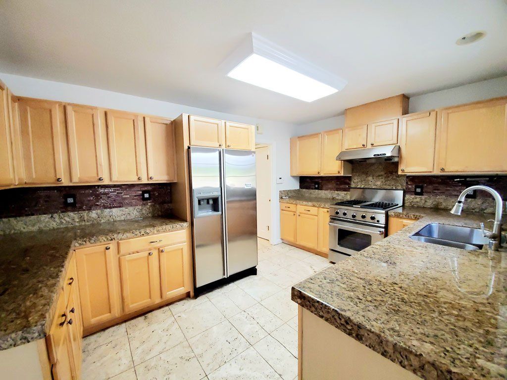 2745 Summit kitchen