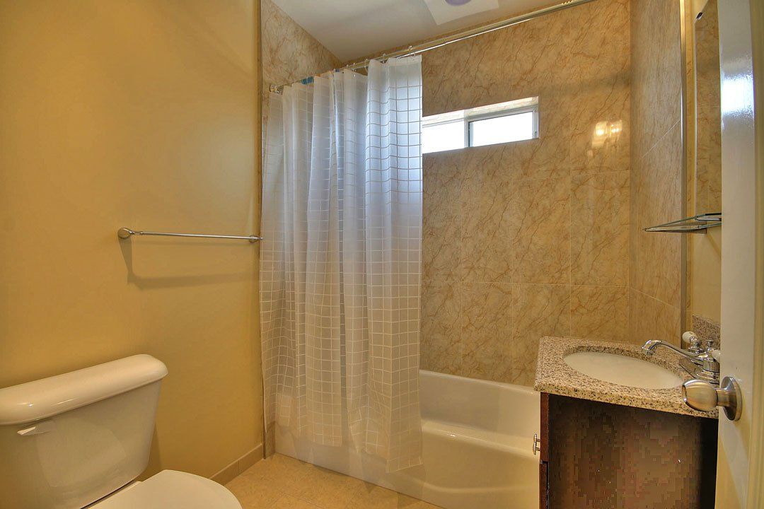 2300 Flores bath room