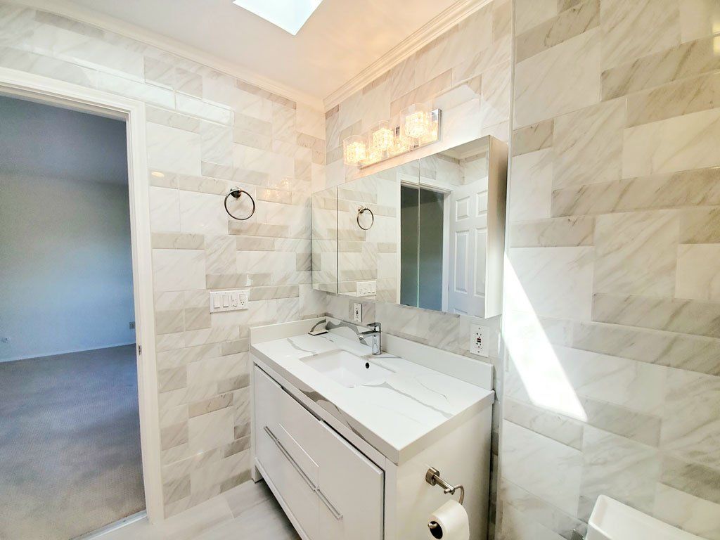 819 N Humboldt bathroom