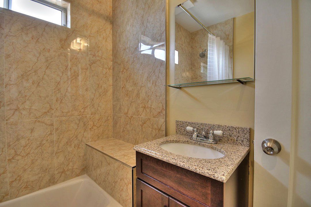 2300 Flores bath room