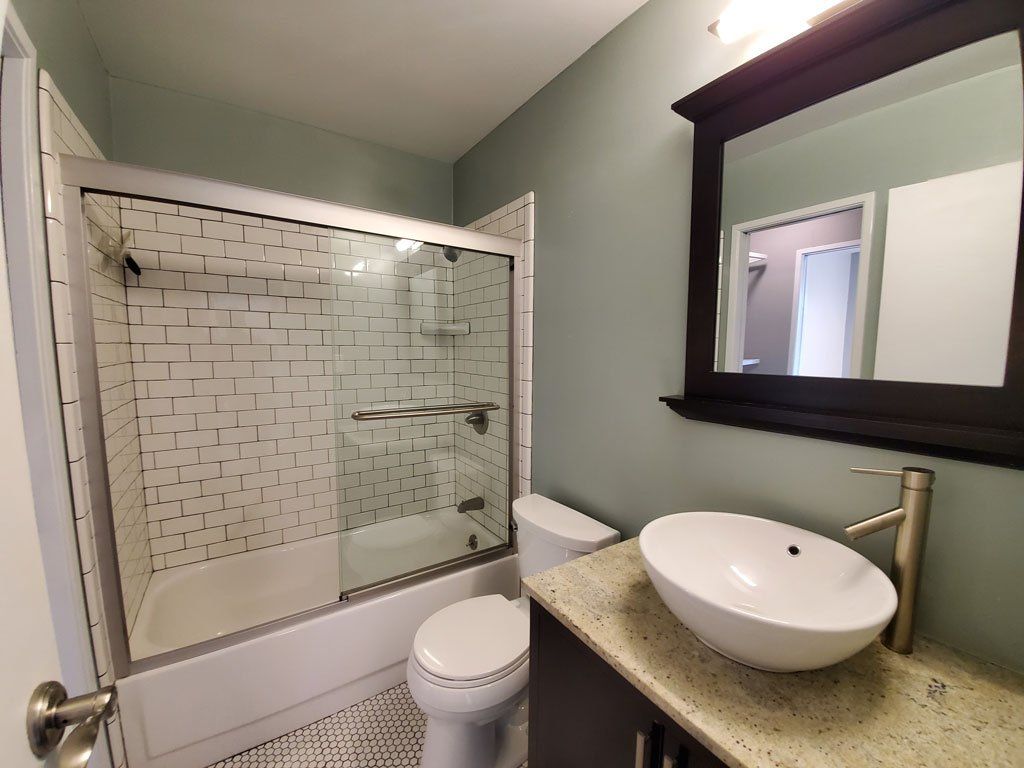 930 Peninsula San Mateo, Studio apartment, bathroom